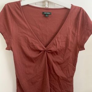 Fitted maroon t-shirt
